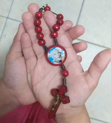 O terço de Padre Libério foi um presente que Pedro filho de Lucilene a pediu — Foto: Lucilene Aparecida dos Santos/Arquivo pessoal